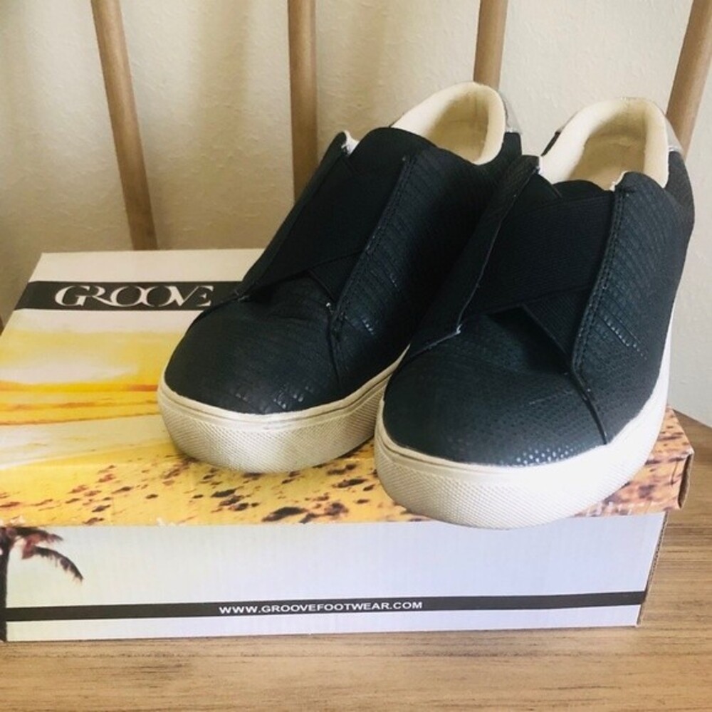 Groove Black Sandra Sneaker in Women’s Size 8.5